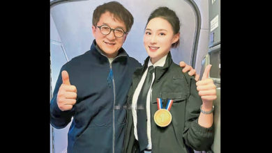 Photo of 親密合照空姐 成龍主動要地址惹爭議