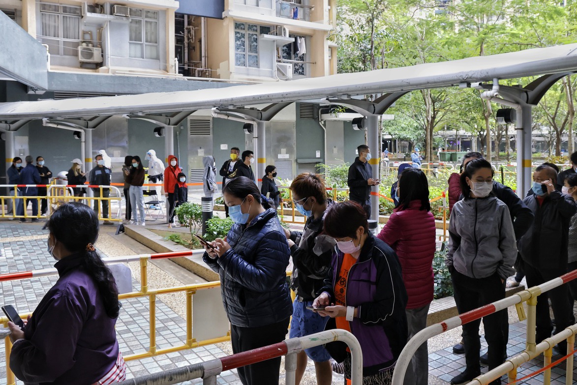 香港疫情嚴重，市民看到確診數字連日創新高