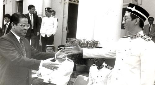 行動黨在1990年發動“丹絨第2役”，成功撼倒了當時的檳州首席部長林蒼祐，卻無法奪取政權。林吉祥（左）在1990年檳州議會開會時，向新任檳州首席部長許子根道賀。