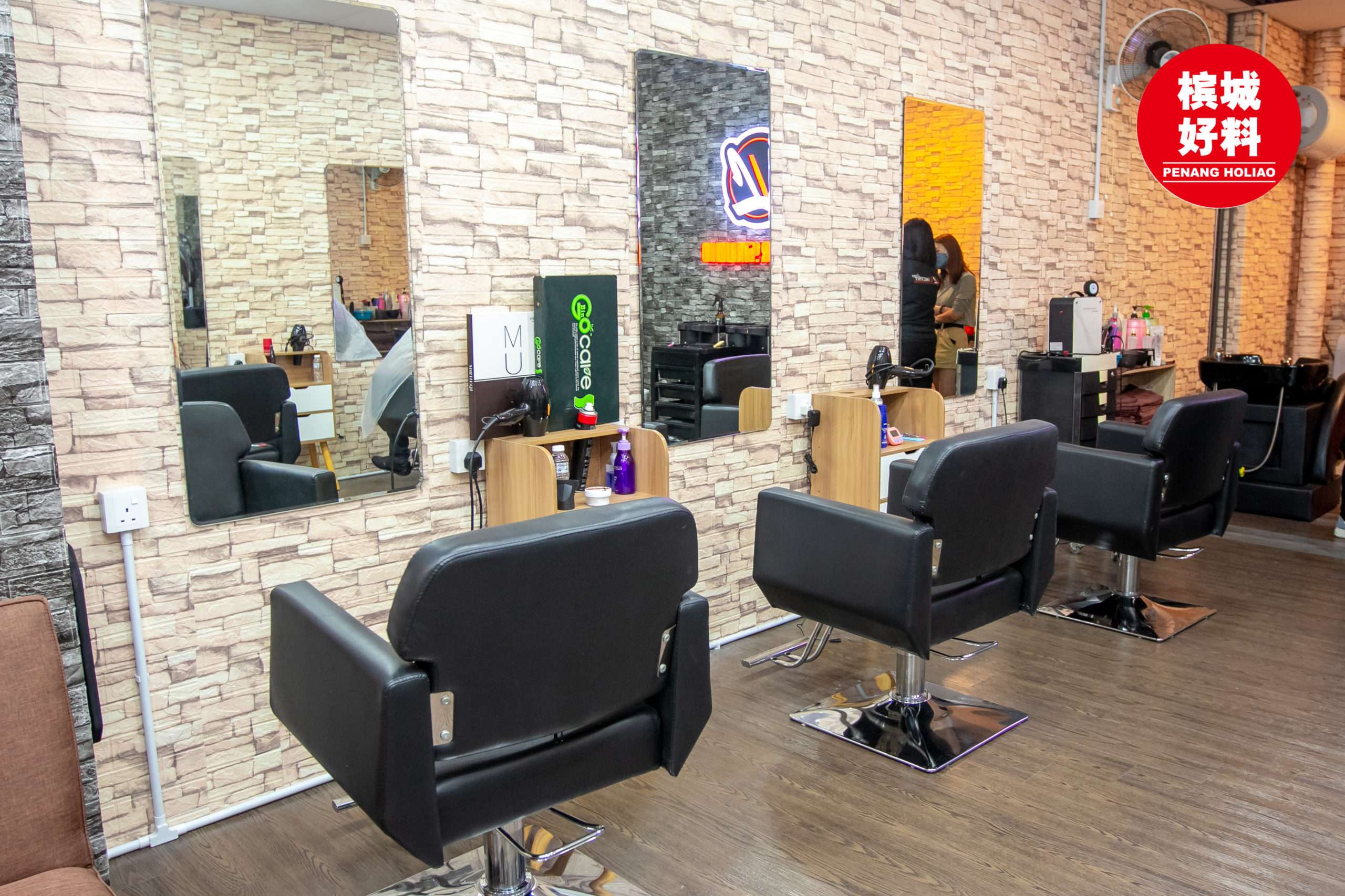 理髮椅子根據SOP，讓顧客安心理髮。