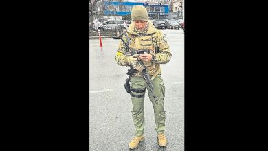 Photo of 36歲烏退役男單參軍 斯塔霍夫斯基持鎗受訪