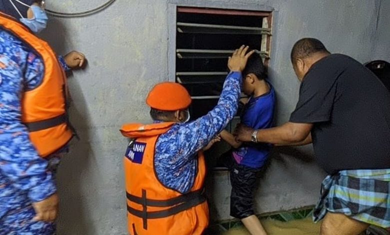 民防部隊成員協助一些受災居民脫困。 