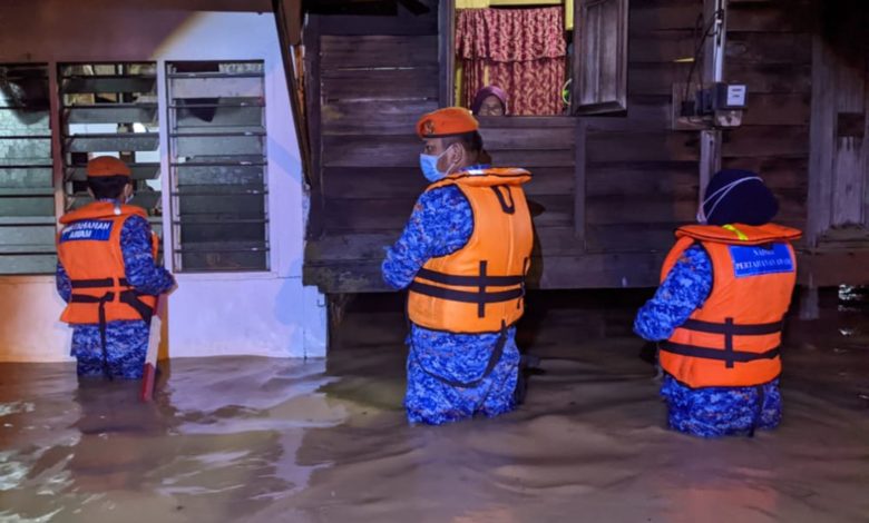 民防部隊成員到災區觀察並了解情況，一些受災地區水深一度及臀。