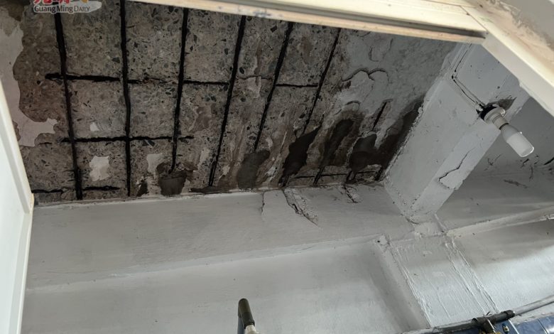 廁所天花板水泥剝落，露出一大片鋼筋裸露情況。