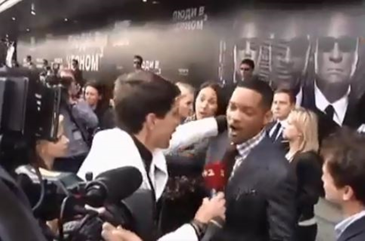 威爾史密斯2012年在俄羅斯莫斯科參加《MIB星際戰警3》的首映會時，一名記者詢問是否能擁抱，威爾史密斯也爽快答應，未料對方卻突然親吻他的臉頰，他當場嚇到立即推開對方，接著用手背朝對方的臉頰打下去