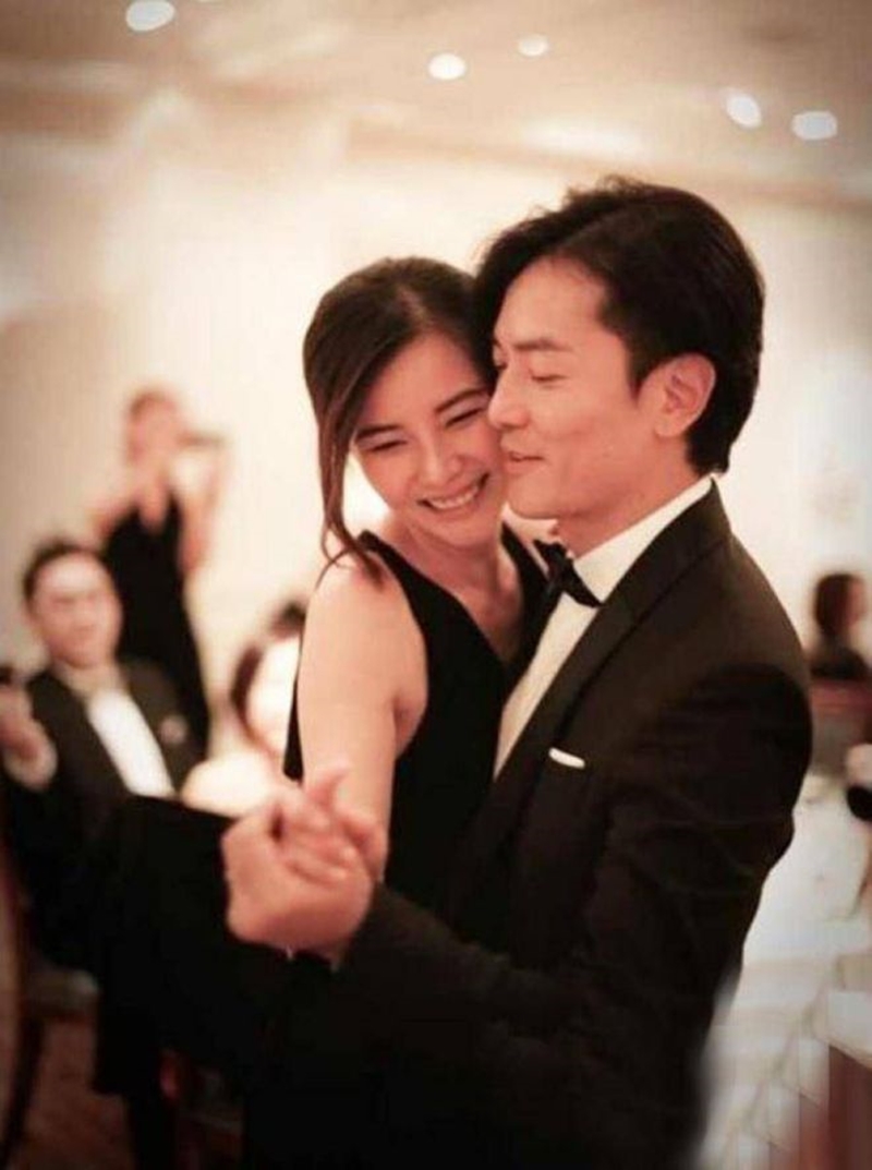 鄭伊健和蒙嘉慧結婚9年，兩人感情穩定恩愛如初。