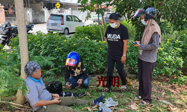 MUDA高淵分部一名女黨員和2名女民眾，協助心臟病發的摩多騎士。