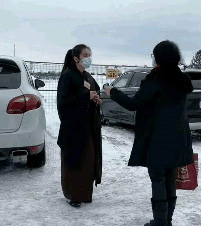 王祖賢出現在寺廟祈福，她胖了一大圈，脖子也有些前傾