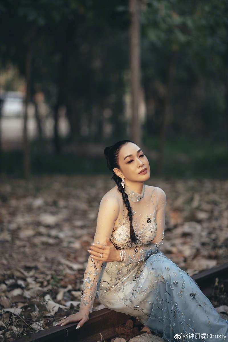 51歲的香港性感女神鍾麗緹
