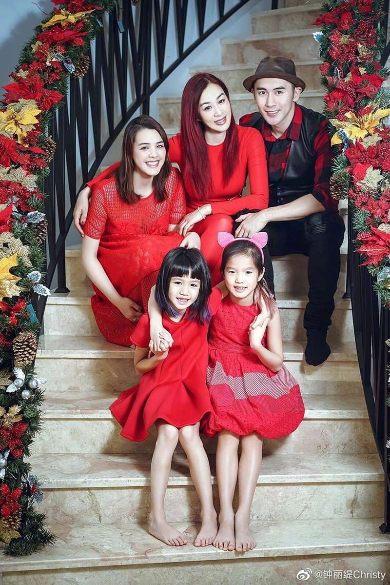 嫁小她12歲的男星張倫碩，兩人和三個女兒組成五口之家