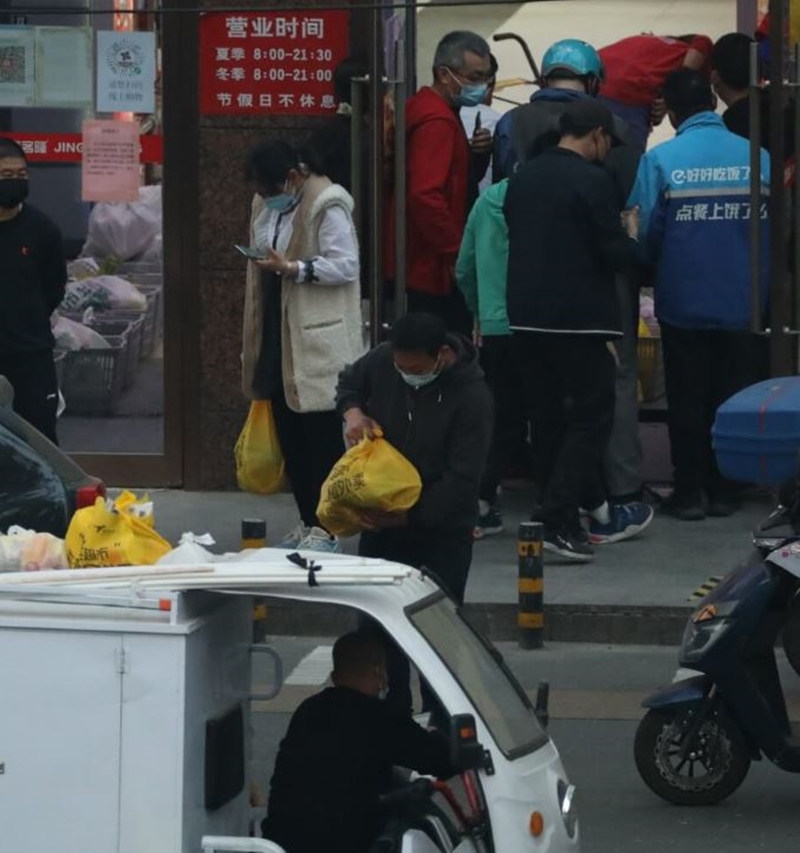 民眾是怕成為上海封城翻版，恐慌性搶購心理。