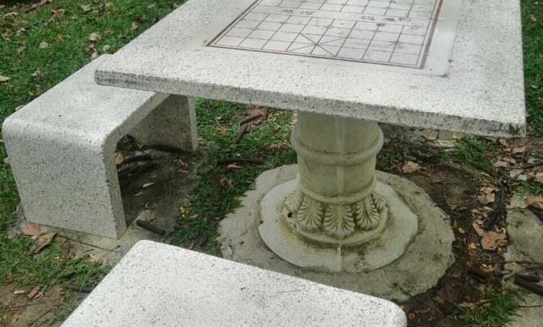 公園內也置放了可以下象棋的石椅。
