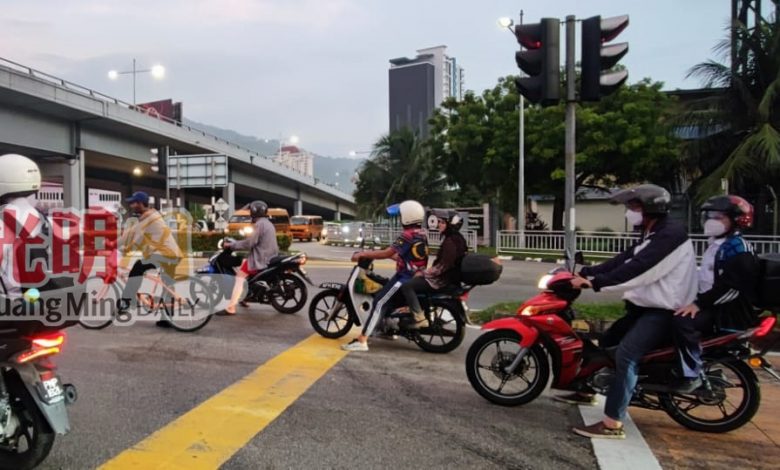 全體小學生返校上課日，學府林立的檳城阿依淡路車流量擁擠。