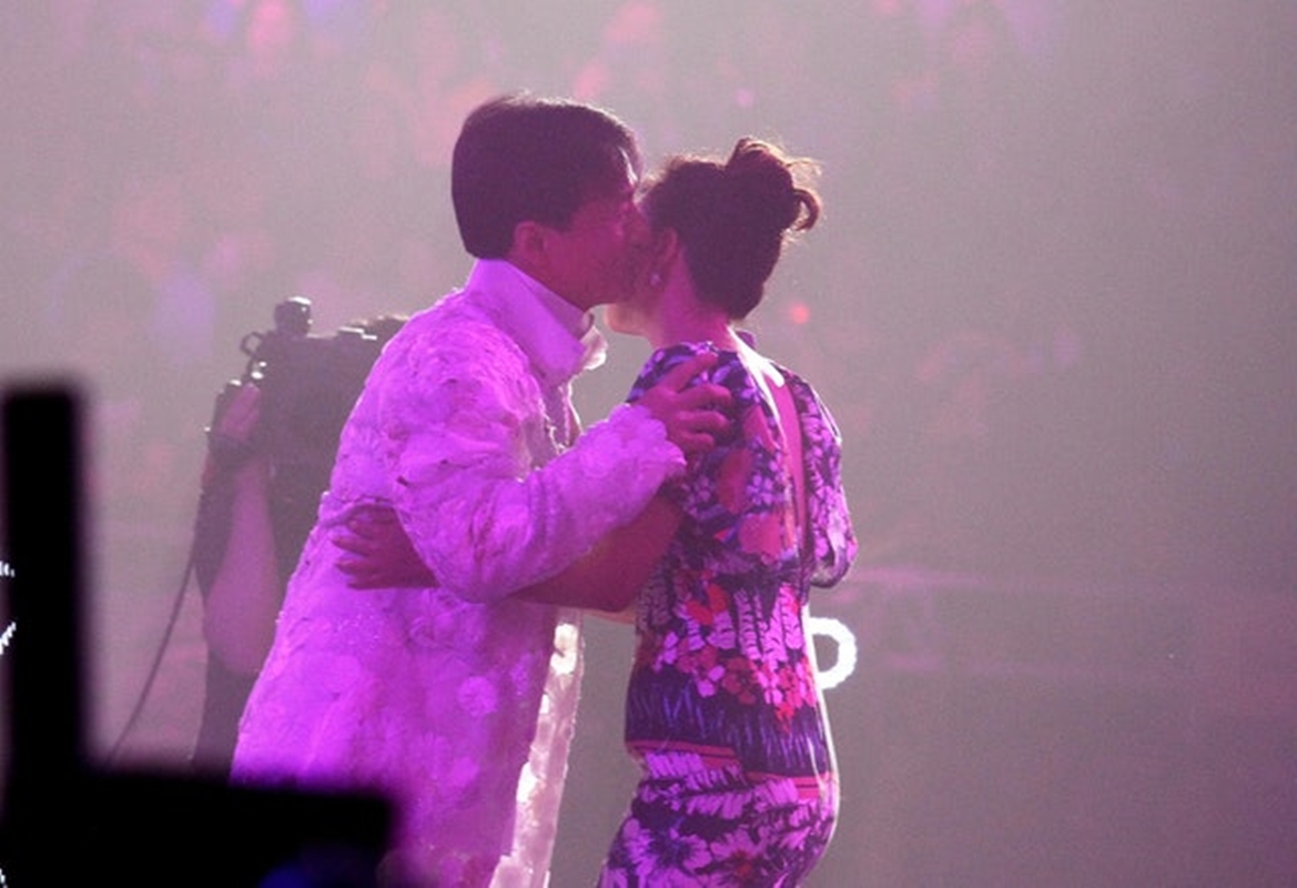 2014年，成龍在北京舉辦慈善演唱會時，更用專機接送正在韓國拍攝《真是好時節》的金喜善出席，甚至在台上獻吻
