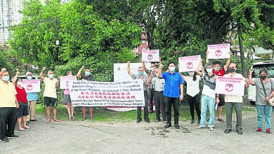 Photo of 電訊轉駁站近民宅 文良港花園居民拉橫幅抗議