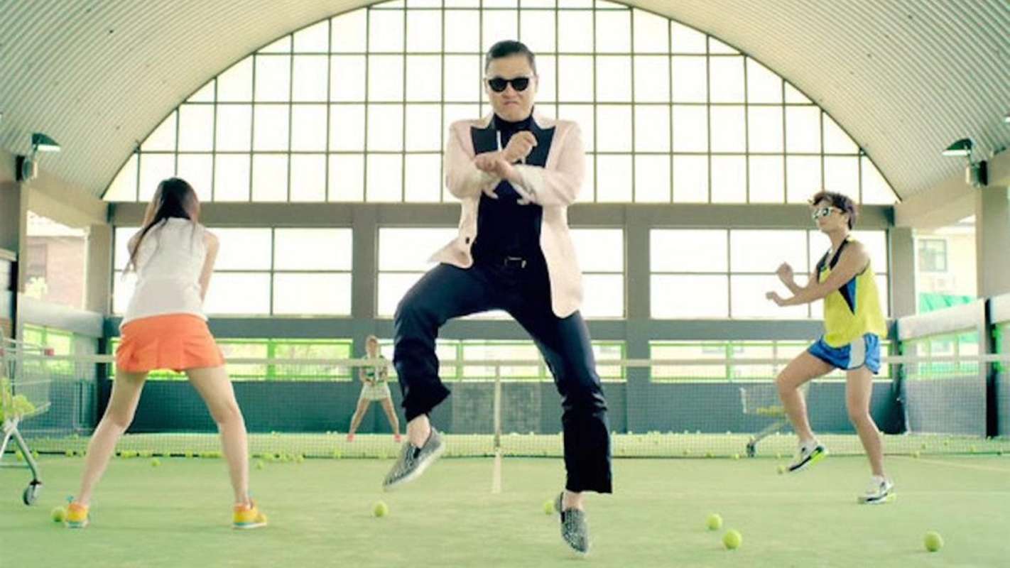 「江南大叔」PSY在2012年推出神曲〈江南Style〉騎馬舞紅遍全球，
