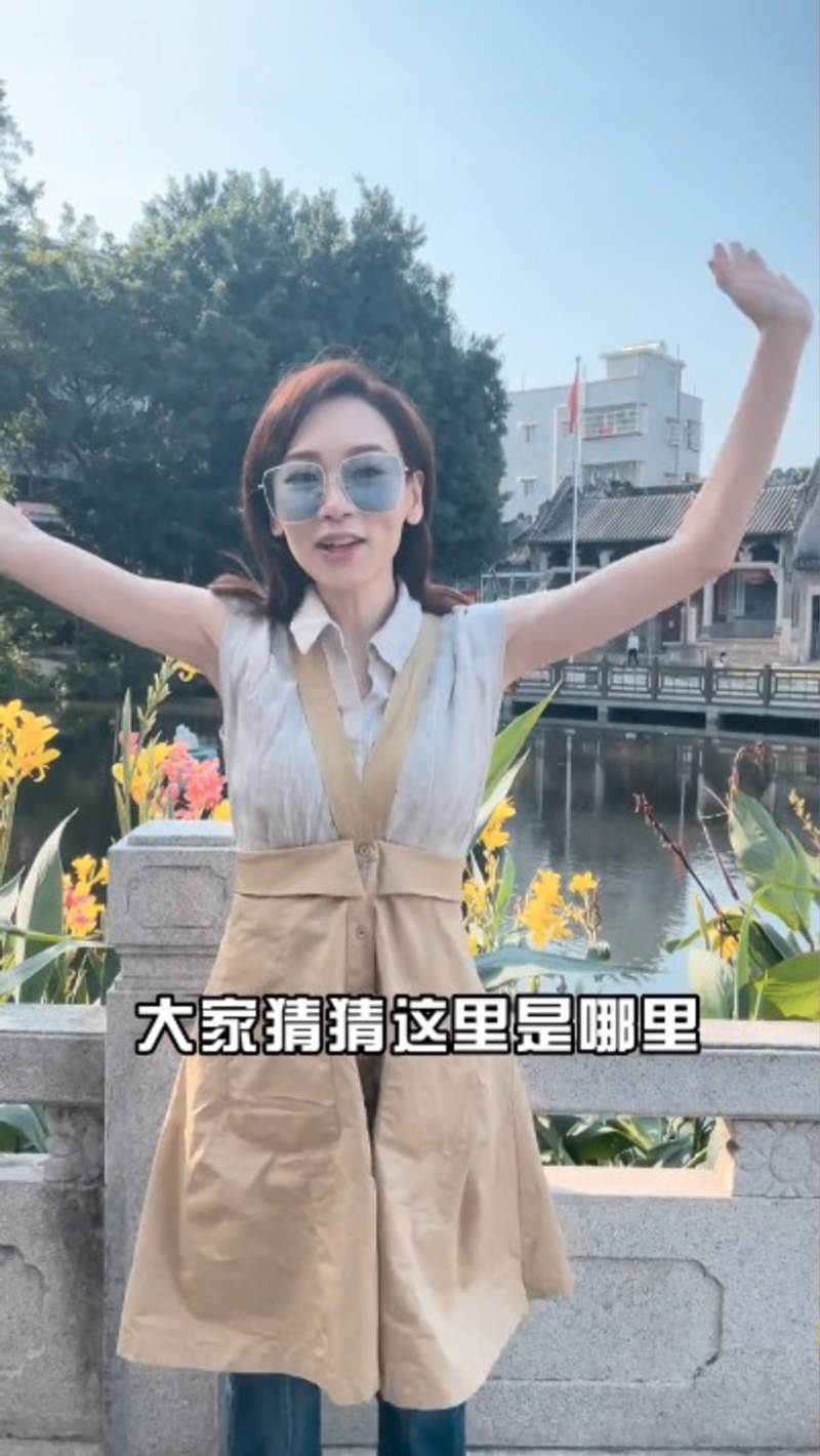 楊思琦在片段開場站在景點前表示有網民介紹她去吃美食