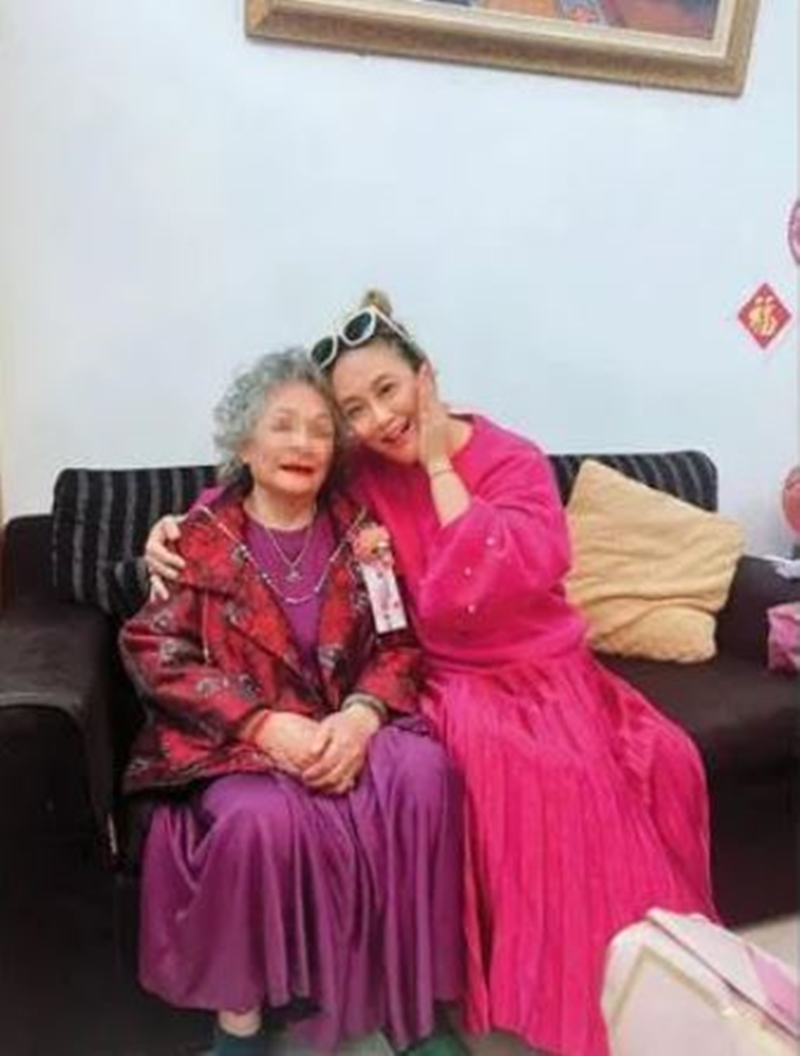 林秀琴高齡82歲的媽媽一人獨居花蓮老家，近日傳出罹患阿茲海默症，症狀嚴重時會咬人