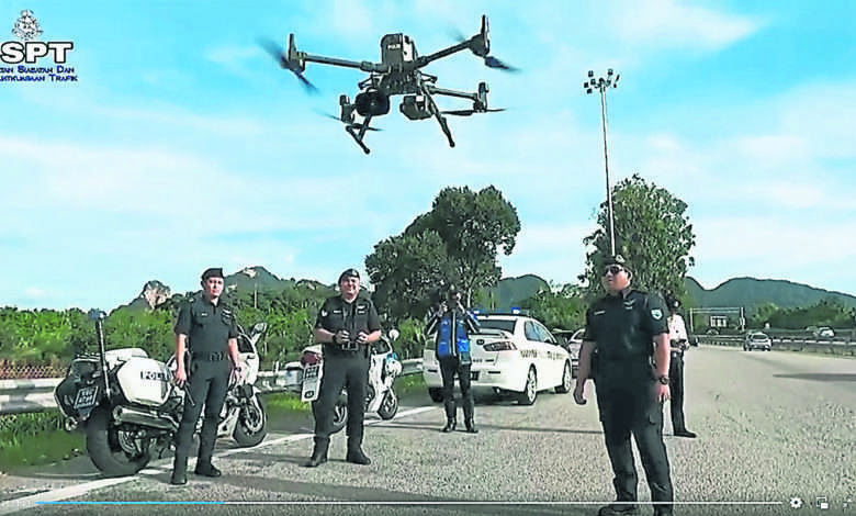 在交警操縱下，無人機升空以監督大道交通情況。