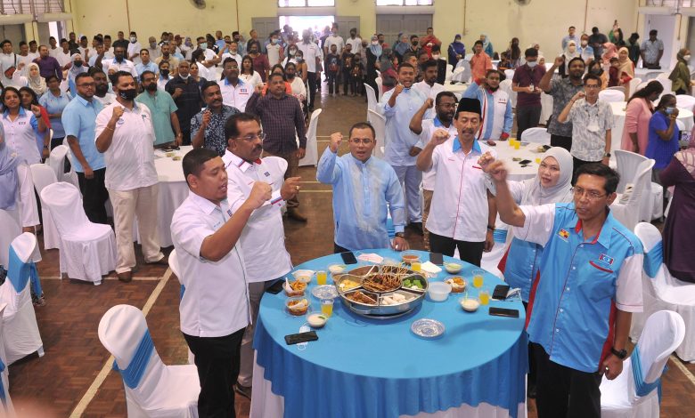 公正黨哥打拉惹區部黨員，氣勢如虹支持賽夫丁競選團隊。前左二起古納拉加、阿米魯丁和扎瓦威。