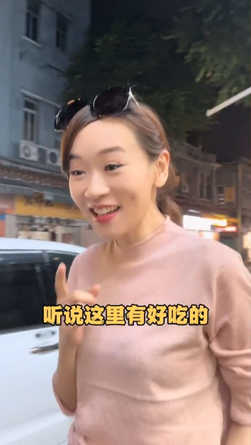 她在抖音貼上一段在廣州上下九步行街吃特色小吃的片段