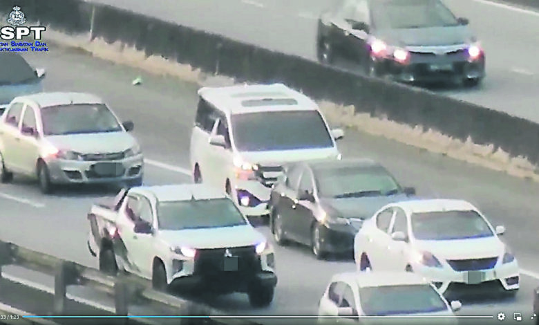 一輛休旅車（中間）在南北大道車龍里插隊，情況被無人機攝錄下來。