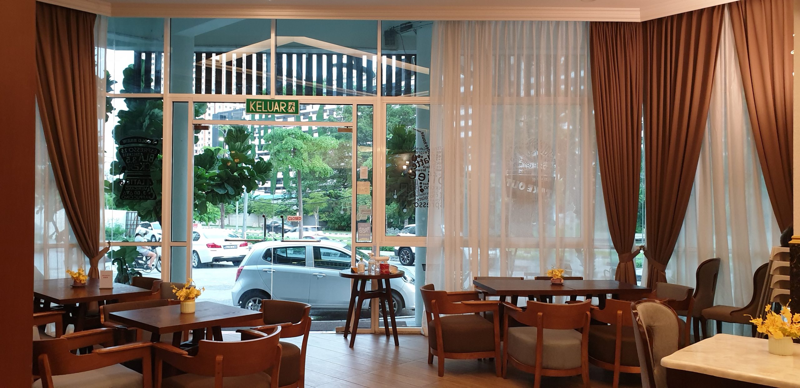 Step In Cafe & Dining為全城首家商务式咖啡厅， 環境幽静，是开会聚餐的绝佳地点。