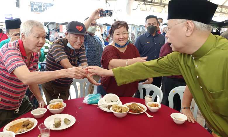 首相依斯邁沙比利（右）親切問候華裔村民。