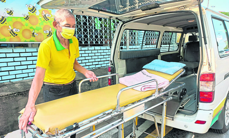 萧荣富在净愿慈怀之家担任驾驶员，每天忙碌载送病患往返医院。