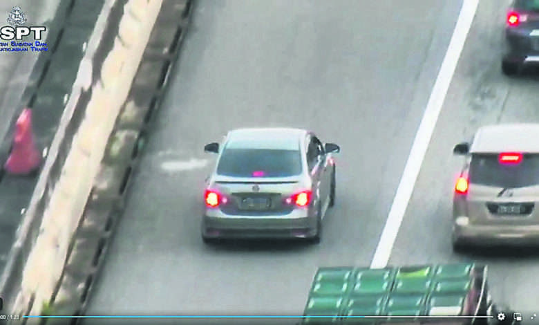 這輛轎車一直在左邊的緊急通道行駛，逃不過無人機的電眼。