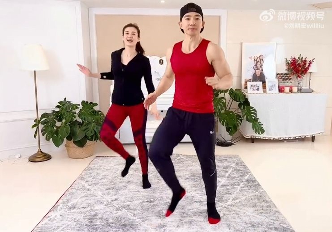 劉畊宏的“毽子操”在中國掀起熱潮,每次直播都會帶著老婆王婉霏一起跳