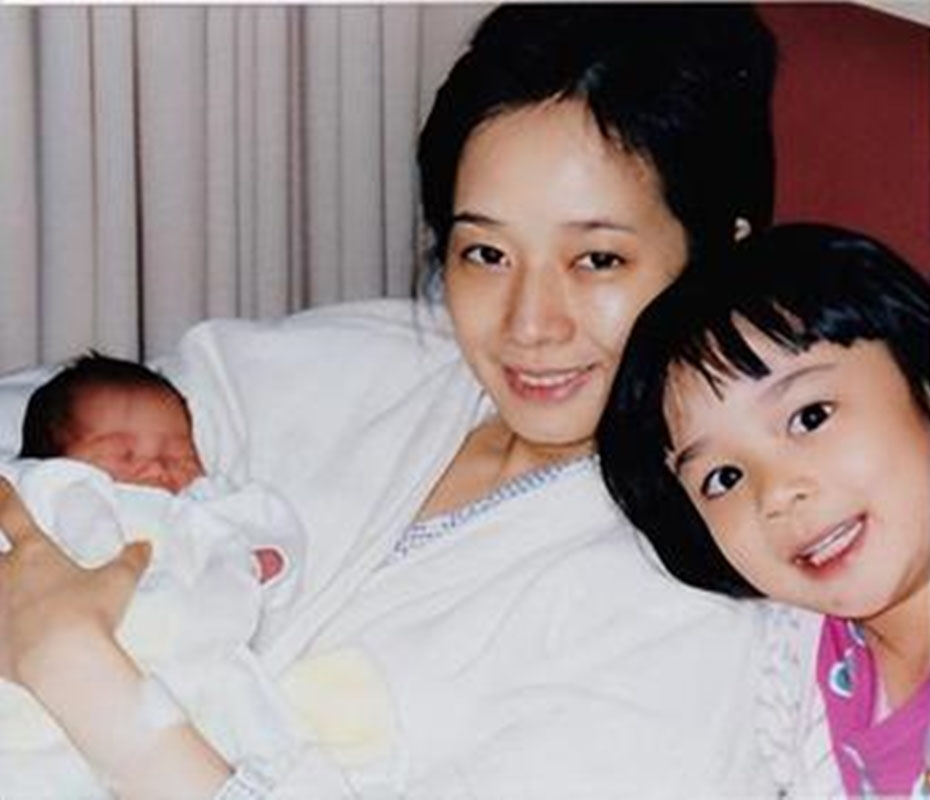 毛舜筠專門曬出她生育小女兒時母女三人的合影