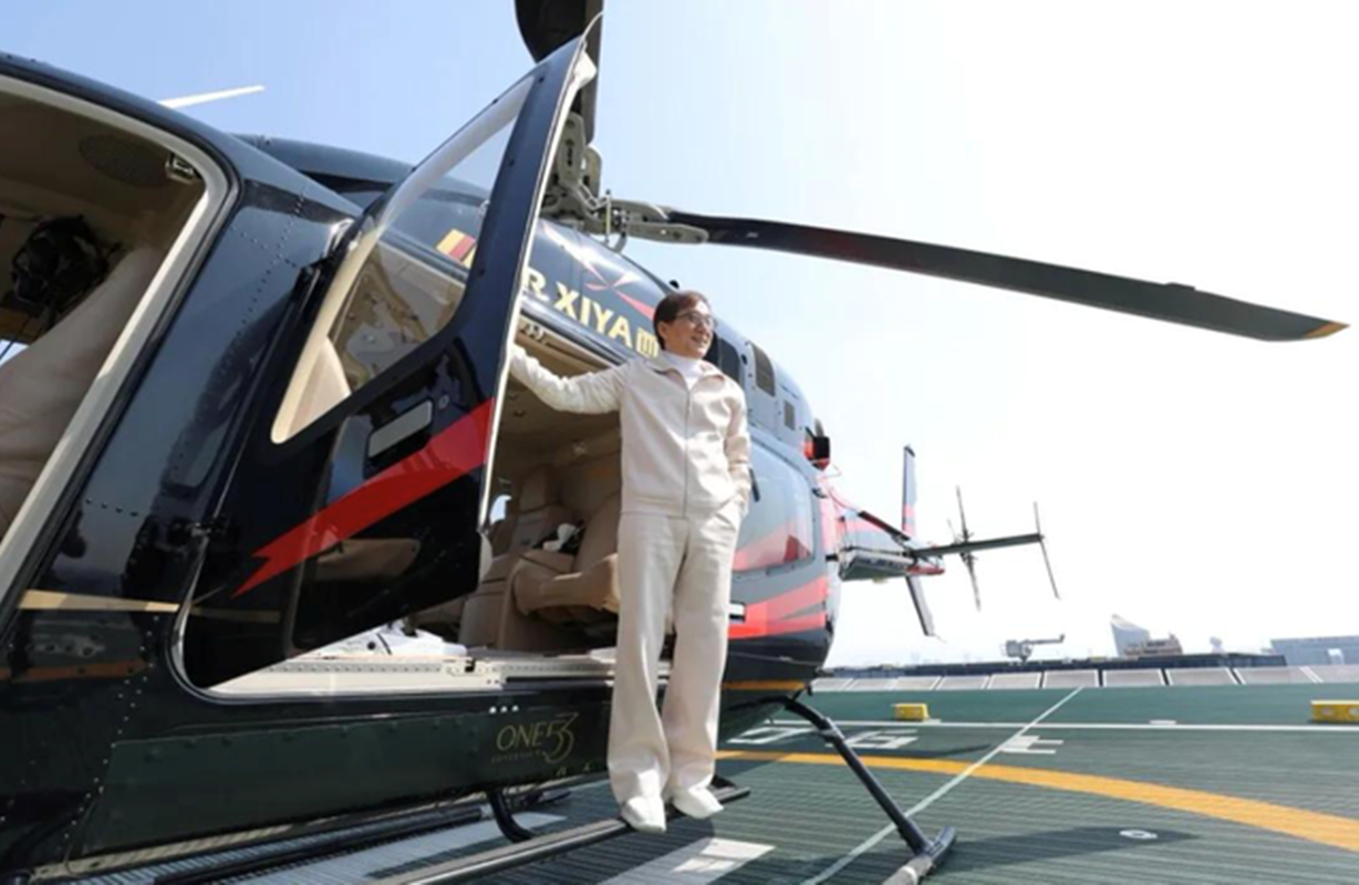 乘坐直升機「空降」售樓處頂樓天台。