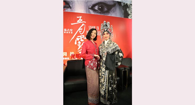 萬芳（左）與蔡寶珠擔任電影主角。