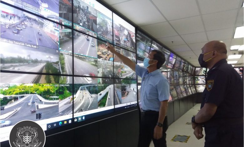 檳島市長尤端祥通過電眼監測畫面，了解人潮、交通熱點地區情況。
