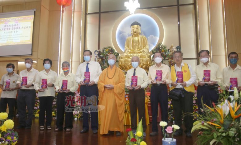日恆長老（左六）頒贈紀念品予祝友成（左五）與駱福漢（左七）等，從1988年服務至今的慶委員會領導人。