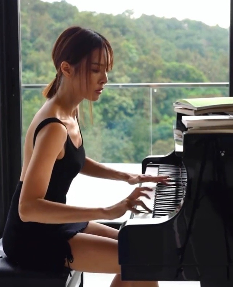 李元玲從小到大學習鋼琴，家境富裕的她高中畢業後即赴英國伯明翰音樂學院深造。