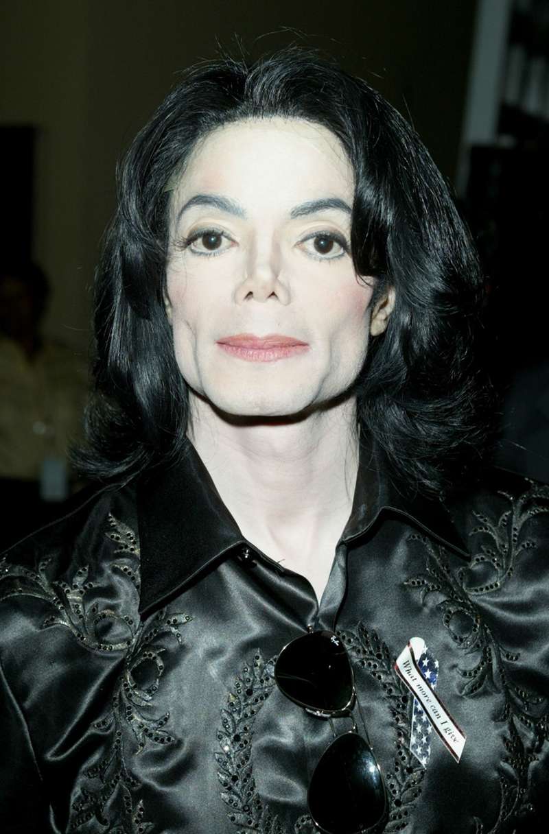 Michael Jackson）的遺產基金於上週五（24日）入稟起訴其胞姐拉托雅（La Toya Jackson）的前未婚夫Jeffre Phillips，指控對方在米高2009年逝世後的9日內，趁亂在米高的洛杉磯豪宅內偷去其臨終時所穿睡衣，以及其他貴重物品。