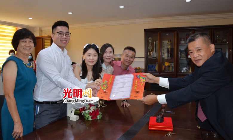 劉永發頒發結婚註冊證書給劉貴恩在（左二起）和陳祖儀，左起蔡秀清、女方母親劉麗琪和父親陳隆坤。