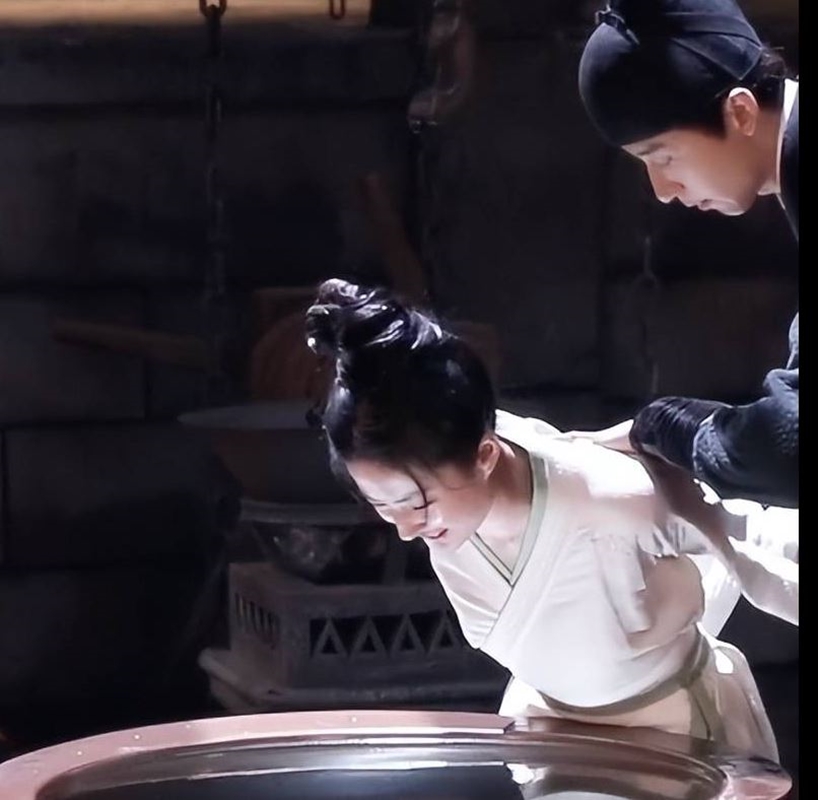 劇組曬出劉亦菲拍攝浸水缸的花絮視頻
