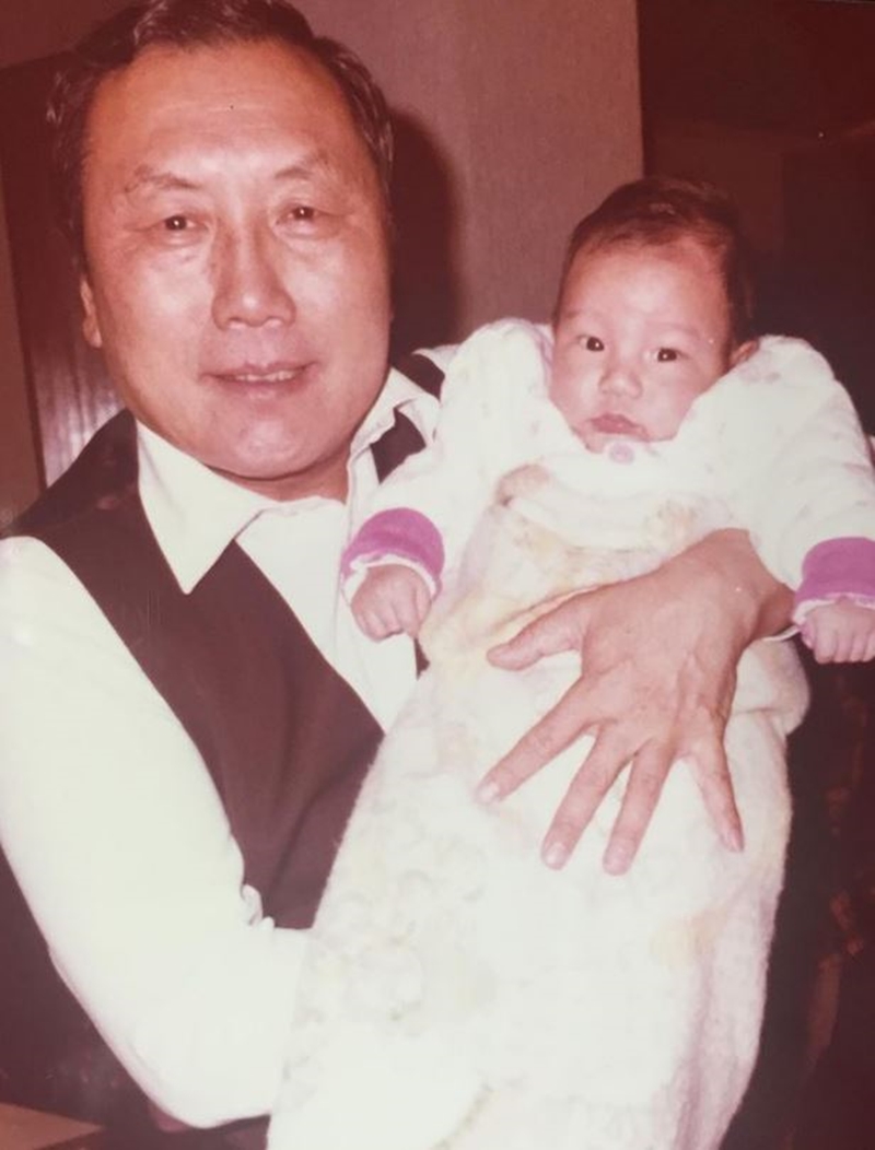 王陽明小時後在美國出生，因為晚產導致體質孱弱，所以出生後回到台灣，接受外公外婆的照顧