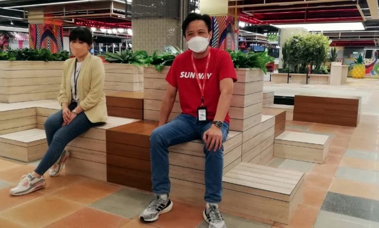 蔡文友（右起）及黃淑楹表示，新翼樓的另外一個熱點，是可以找到許多的餐點飲食。