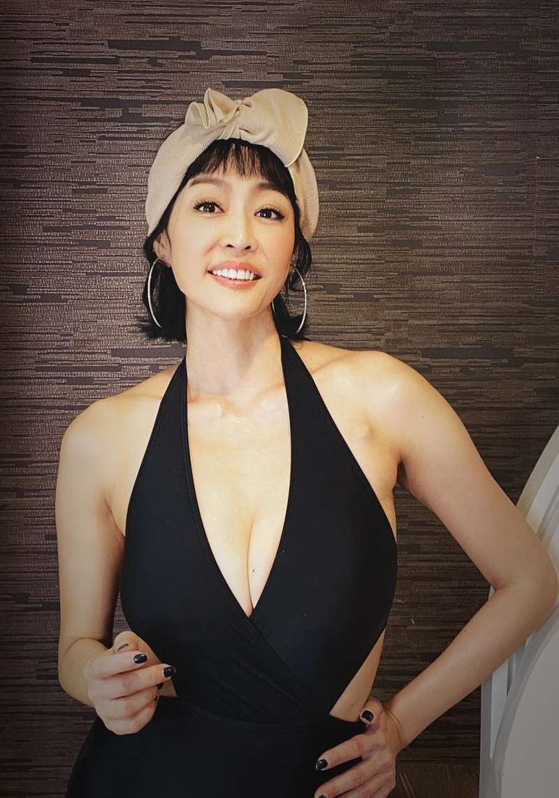 唐玲，過去以廣告糢特兒之姿出道，因為身材火辣，拍攝大尺度寫真集打開知名度