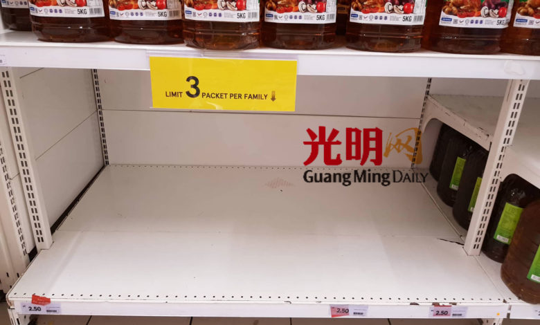 每戶家庭限購三袋塑料包裝食油，但貨架上早已空空如也，一包難尋。