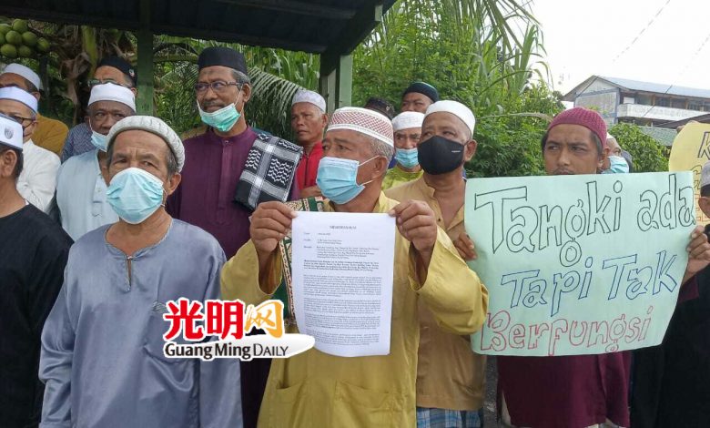 一名長者希望當局協助他們解決水荒問題。