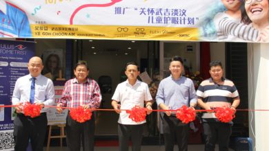 Photo of 您的家庭及工業視覺中心  Oculus Plus Optometrist 眼鏡行開幕  獻捐100副眼鏡於敬群小學