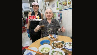 Photo of 和民眾一起排隊等 魏家祥品嚐椰腳粿條湯