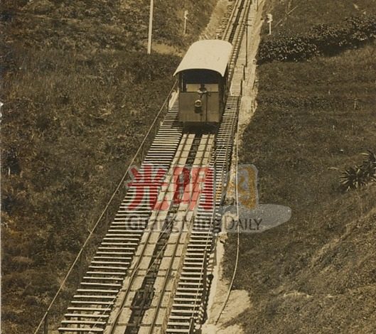 升旗山第一代纜車于1977年退役。