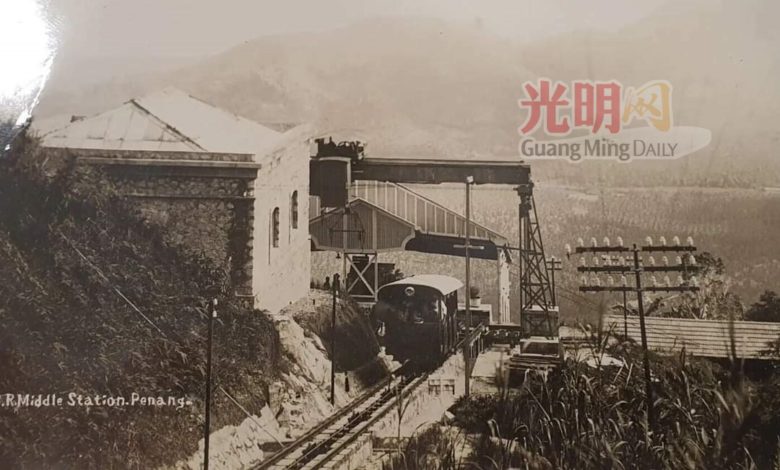 第一代及第二代的纜車必須在中站轉站，才能抵達山頂。