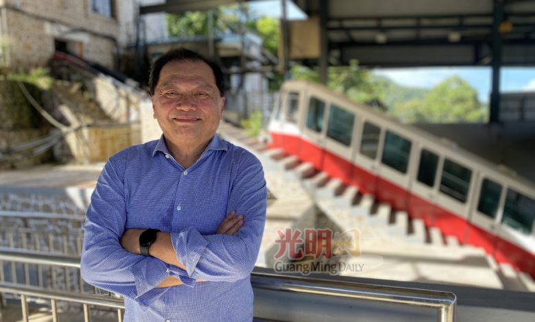 陳瑞興對于能參與纜車及鐵軌提升計划倍感榮幸，其身後的第二代纜車車廂，目前置放在纜車中站。